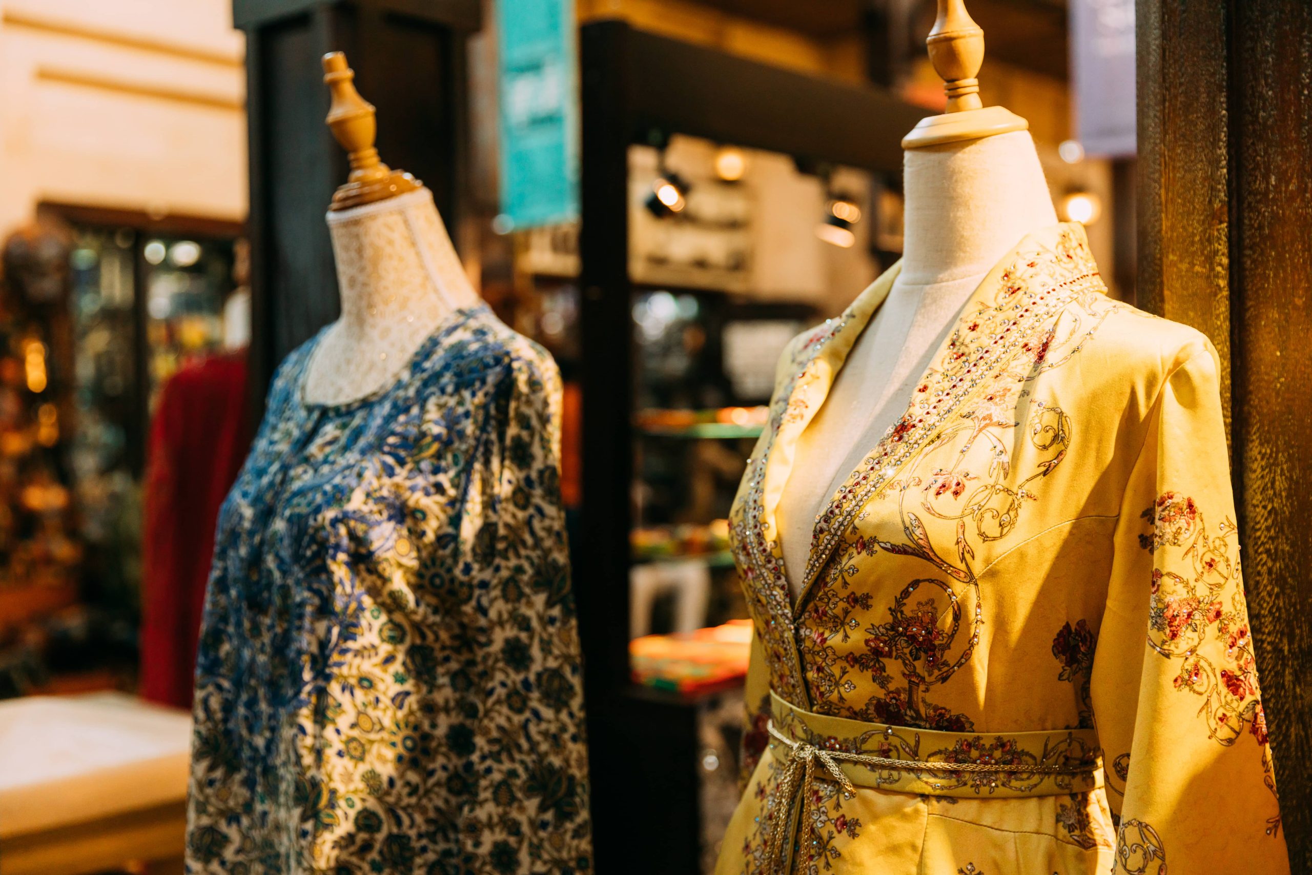 Kleider in Lagen für wechselhaftes Wetter: Stilvoll und bequem bleiben