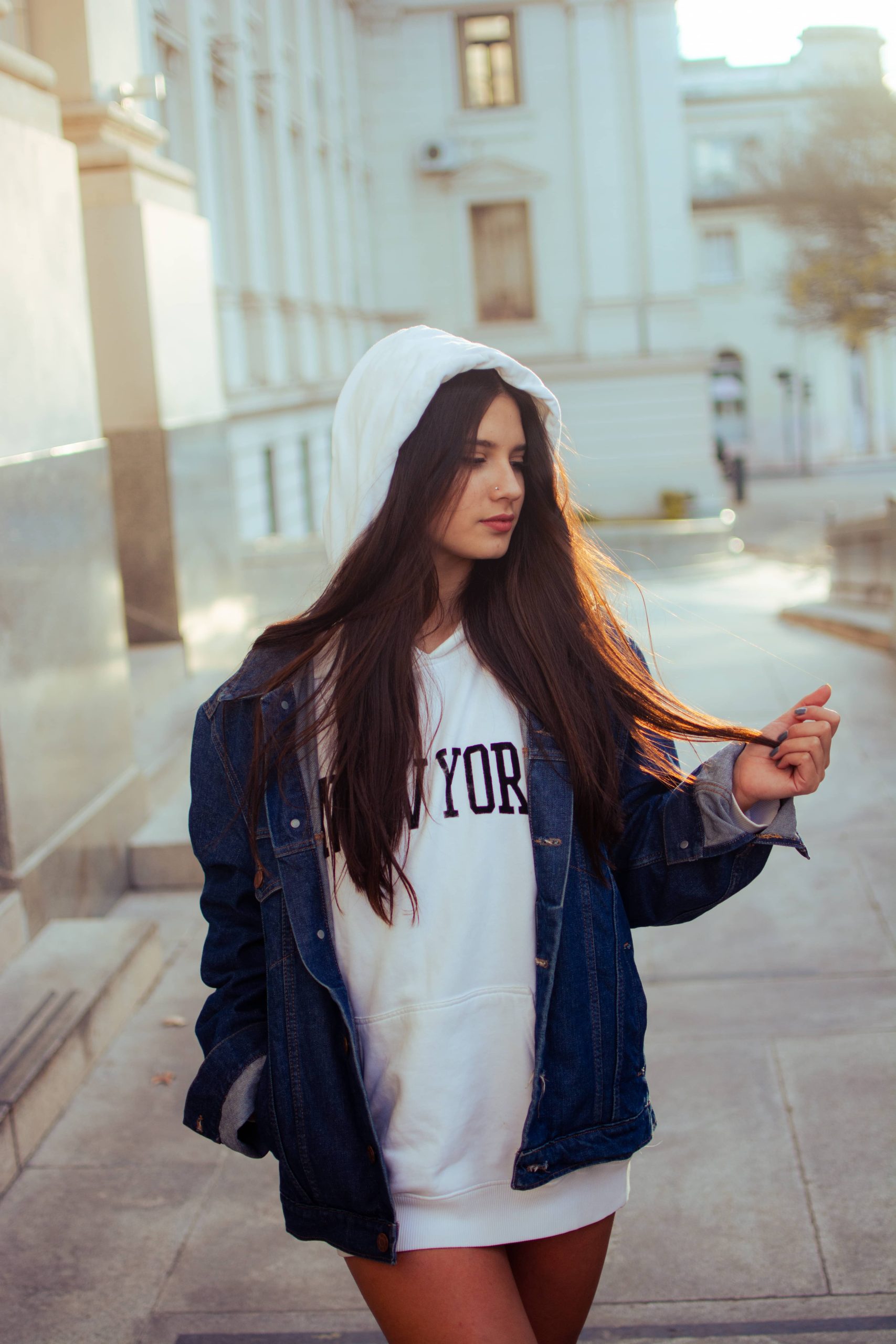 Stilvolle Kombination von kräftigen Farben und Neutralen: Die perfekte Balance finden